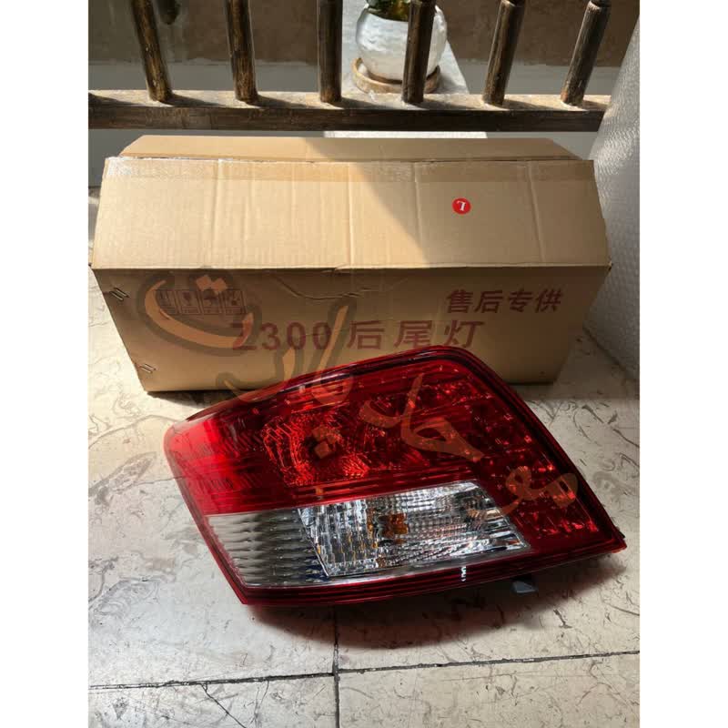 چراغ خطر عقب آریو Z300 اورجینال